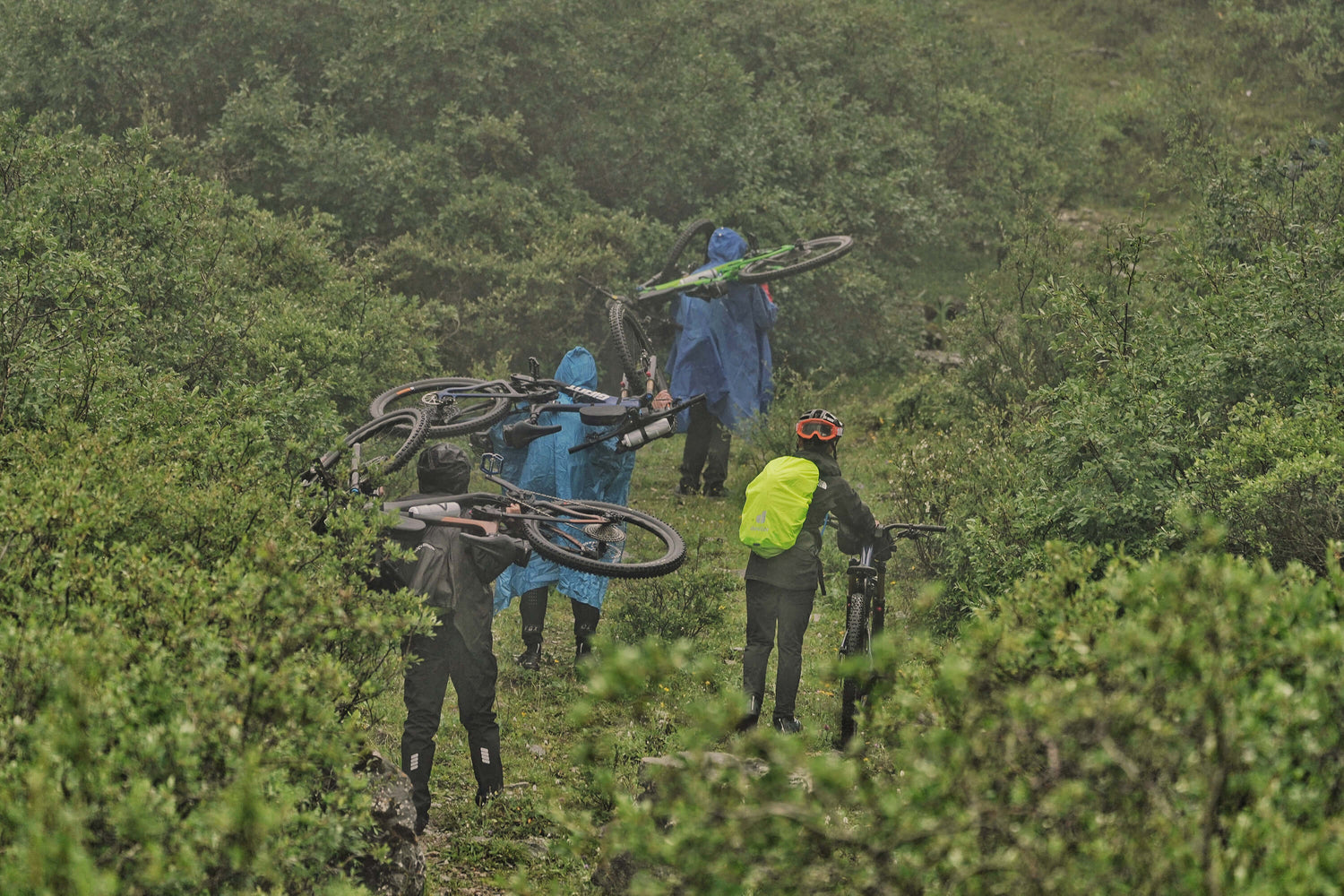 Cycling in Wet Weather Tips and Gear Recommendations 2025