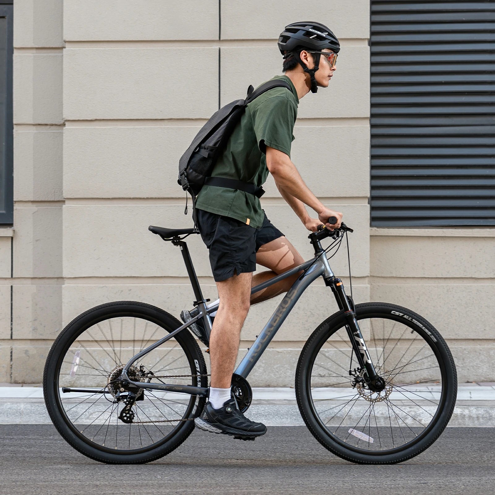 Hydraulic disc brake system on ROCKBROS MT200 mountain bike.