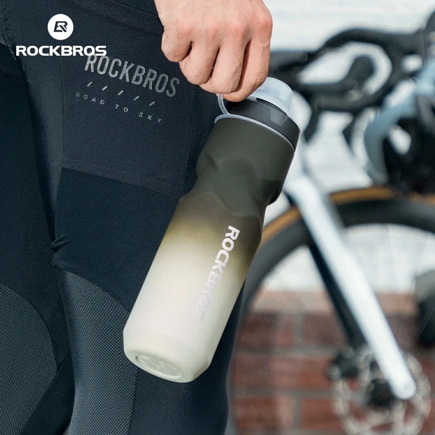 ROCKBROS lightweight bike bottle with pull-top lid, available in 600ml and 750ml sizes, designed for easy hydration during cycling. #Color_Gradient Gray White (750ml)