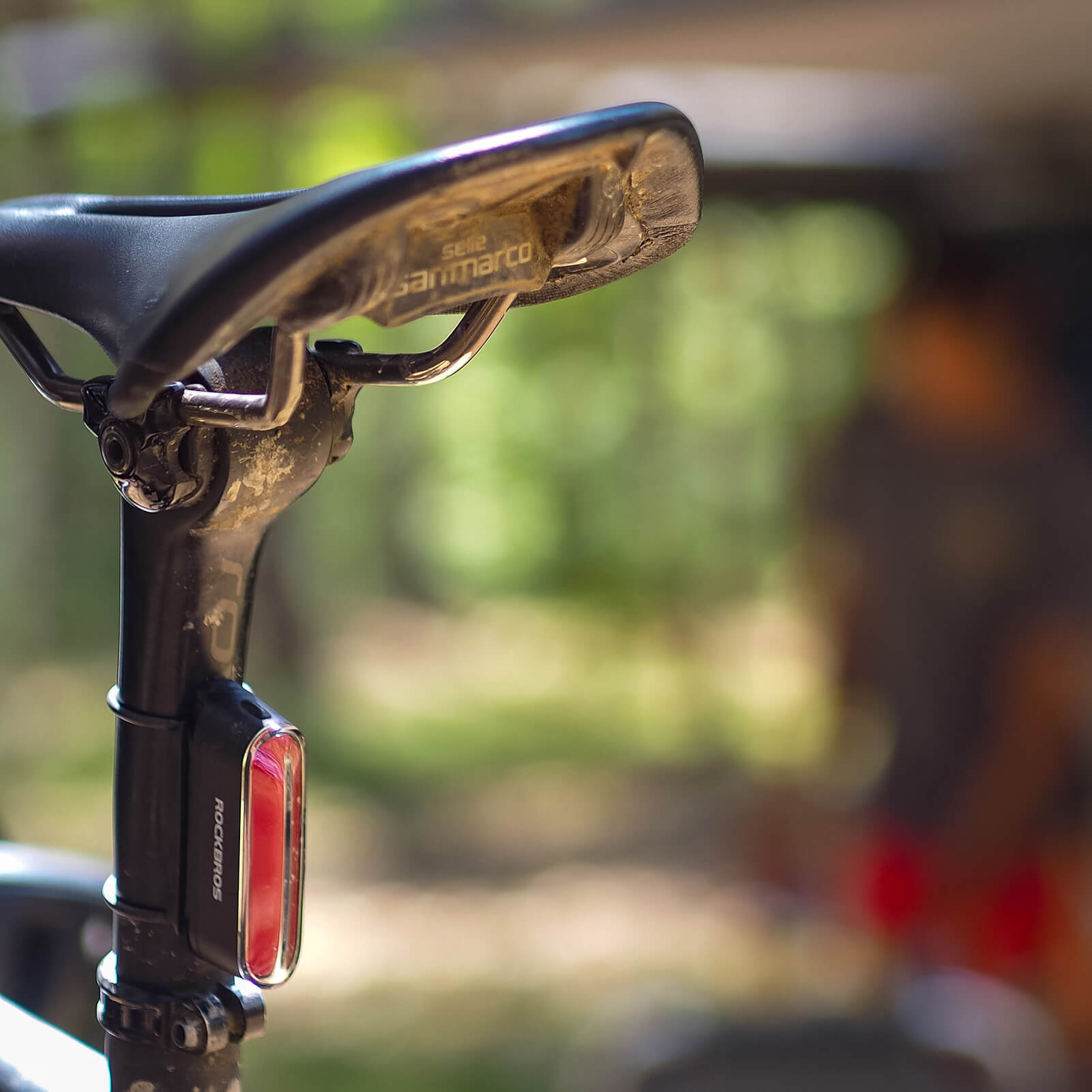 rockbros magnetic smart rear light on seatpost, usb-rechargeable with brake sensor and ipx6 waterproof glow