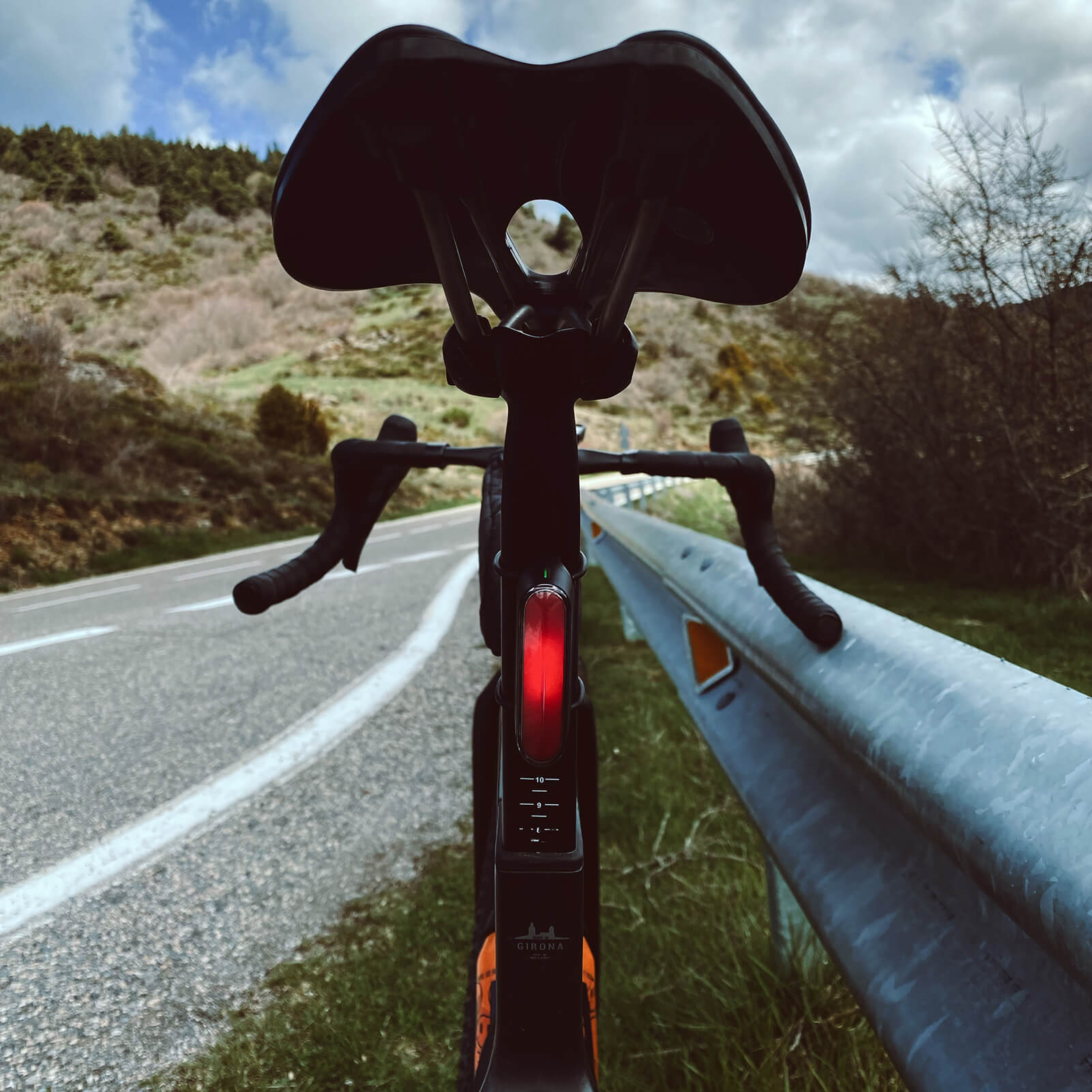 rockbros magnetic smart rear light on seatpost, usb-rechargeable with brake sensor and ipx6 waterproof glow