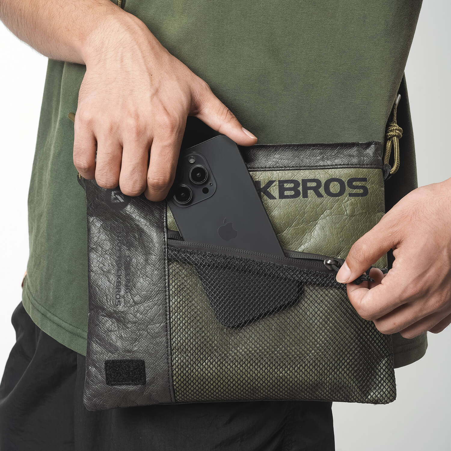 rockbros tyvek handlebar bag with detachable shoulder strap and reflective logo