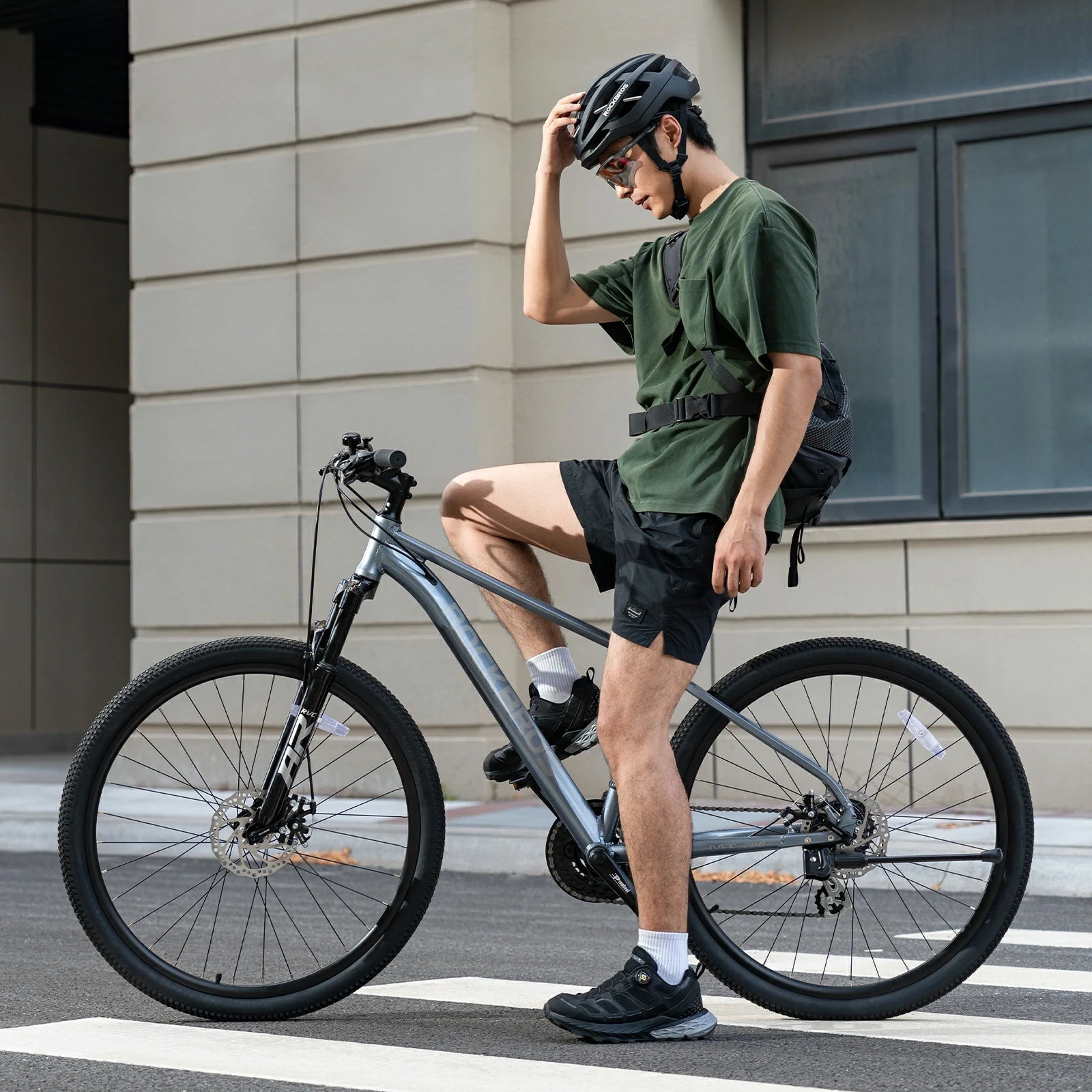 Hydraulic disc brake system on ROCKBROS MT200 mountain bike.