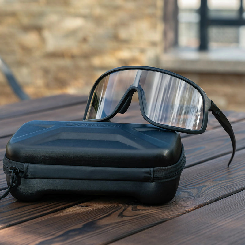 Photochromic Cycling Glasses