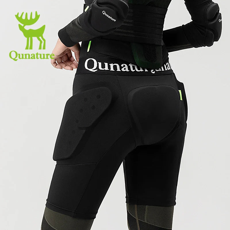Black protective gear with Qunature branding on a white background