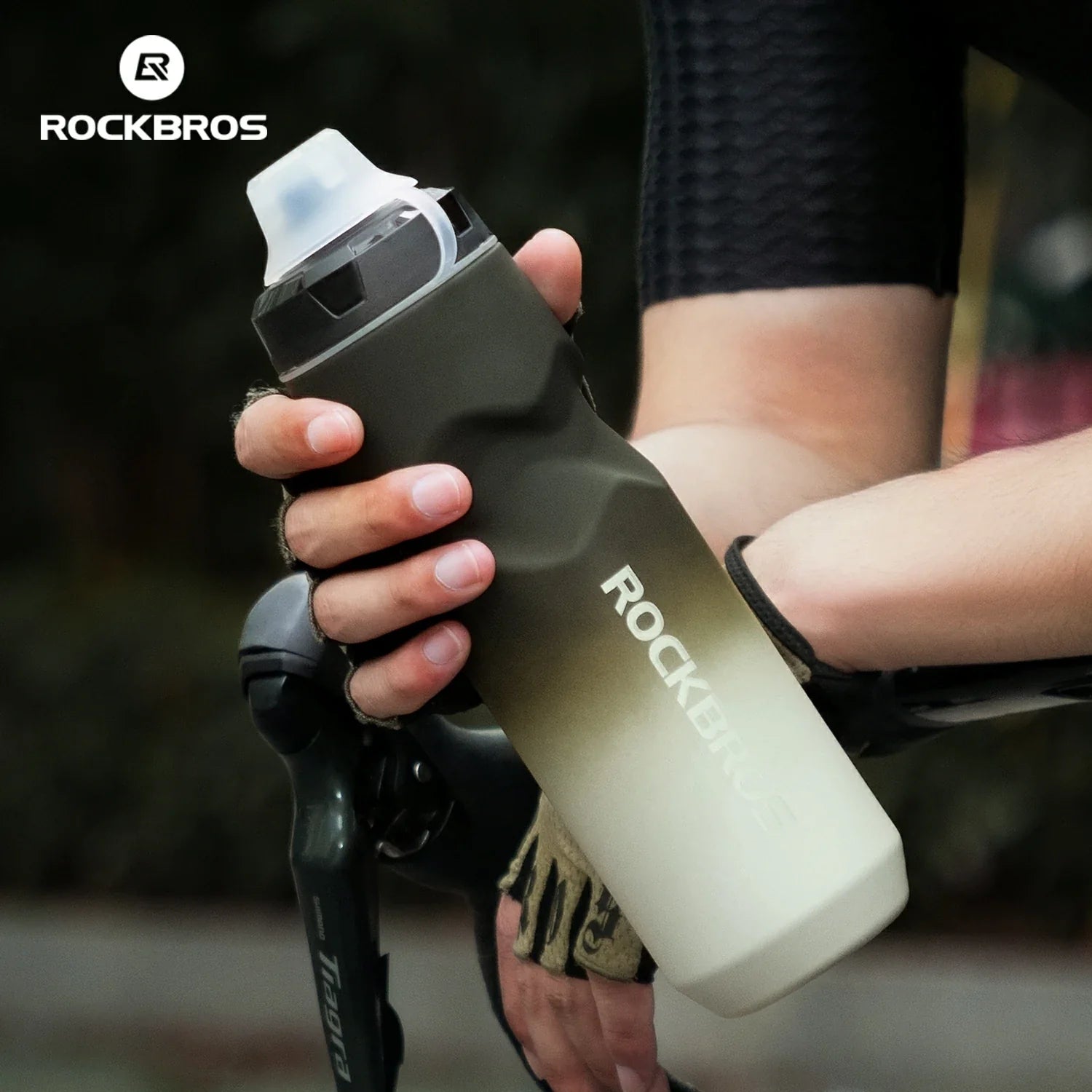ROCKBROS lightweight bike bottle with pull-top lid, available in 600ml and 750ml sizes, designed for easy hydration during cycling. #Color_Gradient Gray White (750ml)